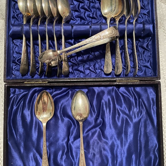 Antique Set of 12 Silver Plated Spoons & 1 Pair Tongs & original box c. 1880s - Picture 4 of 6